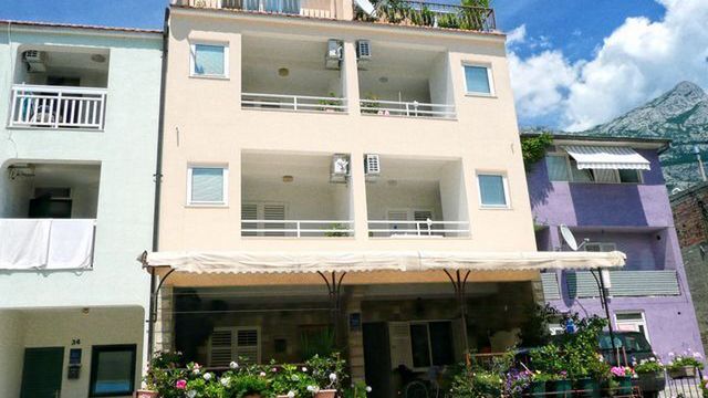 Apartments Ivica Makarska (1)