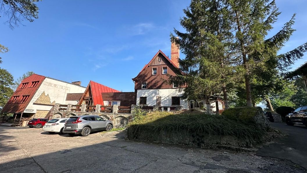 OŚRODEK WYPOCZYNKOWY NAD WODOSPADEM (1)