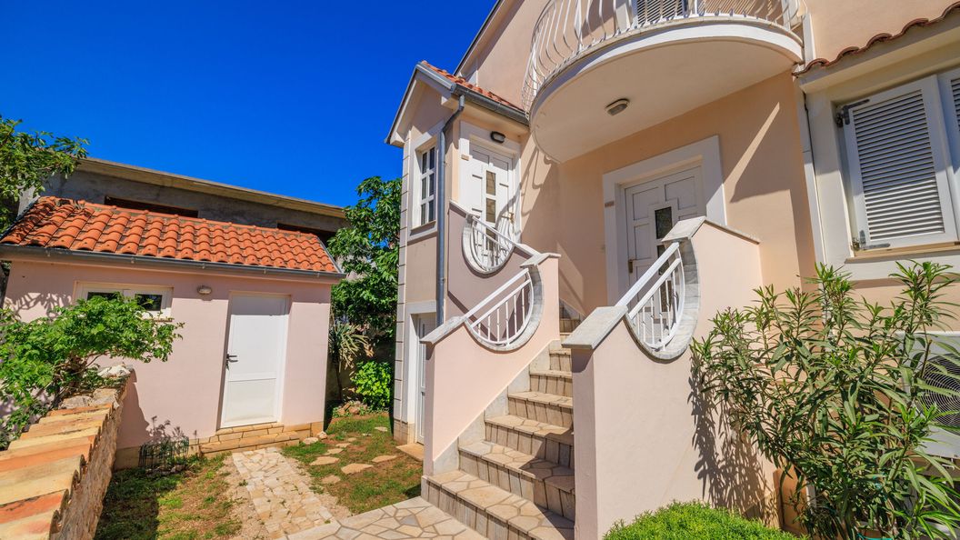 Apartments Villa Mala Povile (1)