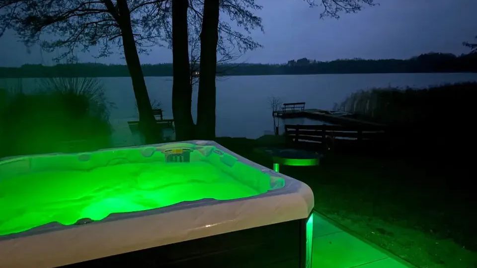 Domek na brzegu jeziora (1)