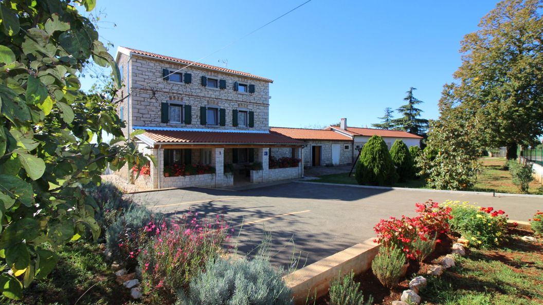 House Castello s velikom okućnicom Kastelir (1)