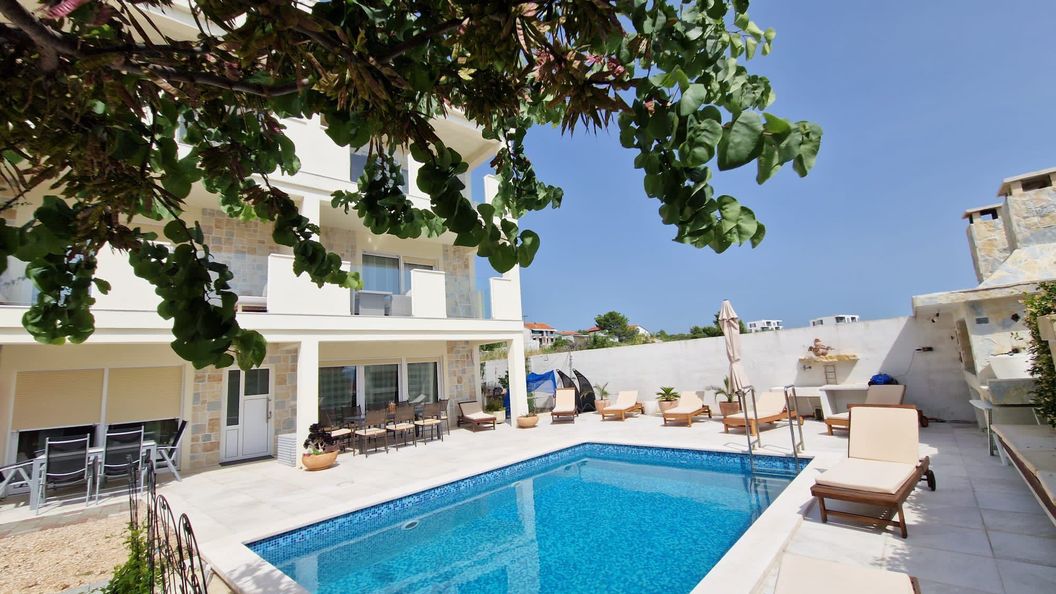 Apartments Chico Sv. Filip i Jakov (1)