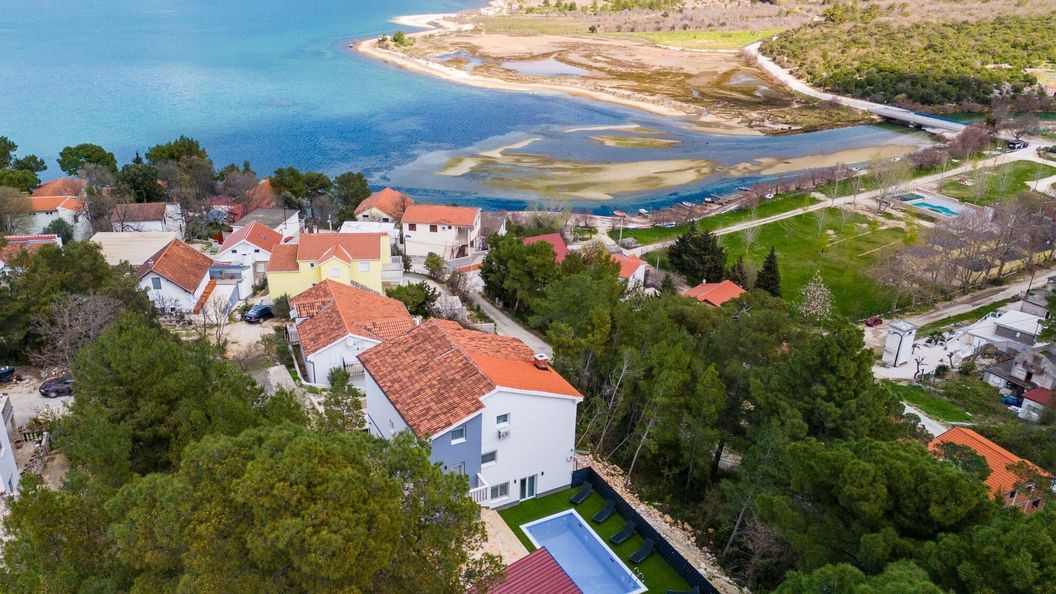 Villa Ivanovi Dvori Donji Karin (1)