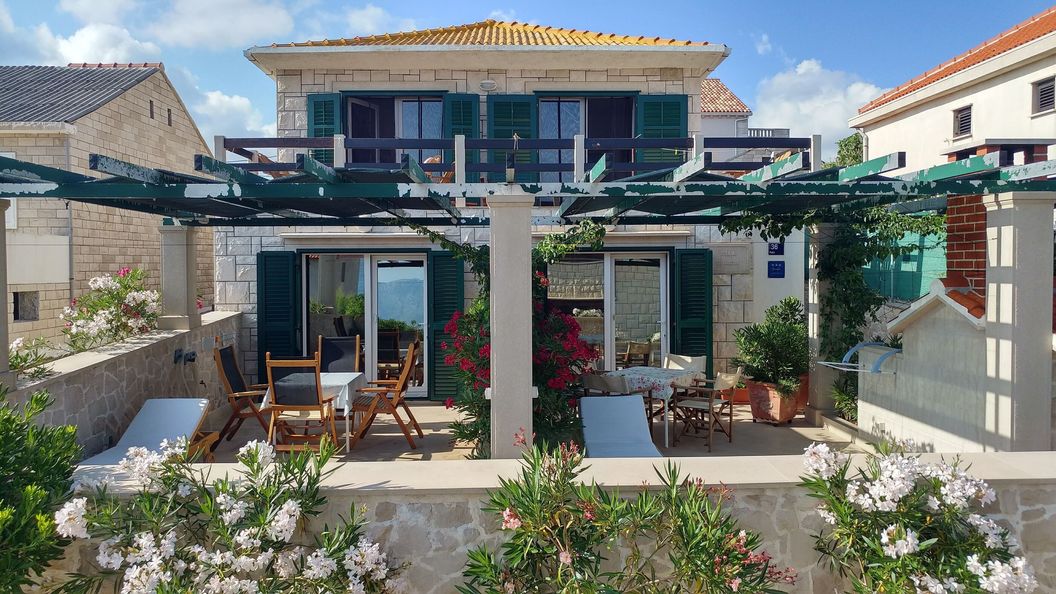 Apartment Ennio Povlja (1)