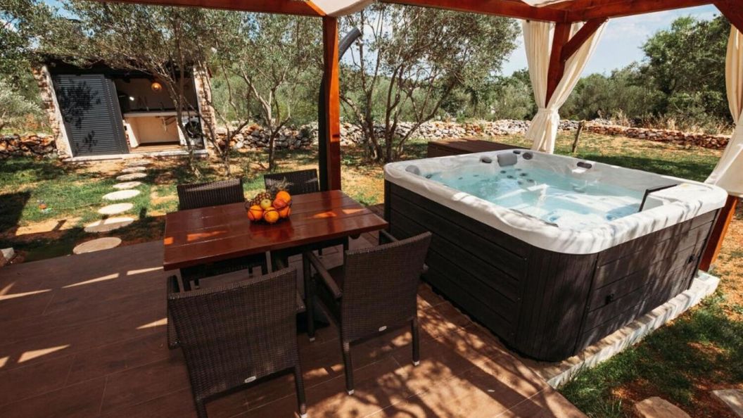 House Stone house with jacuzzi Lukoran (1)