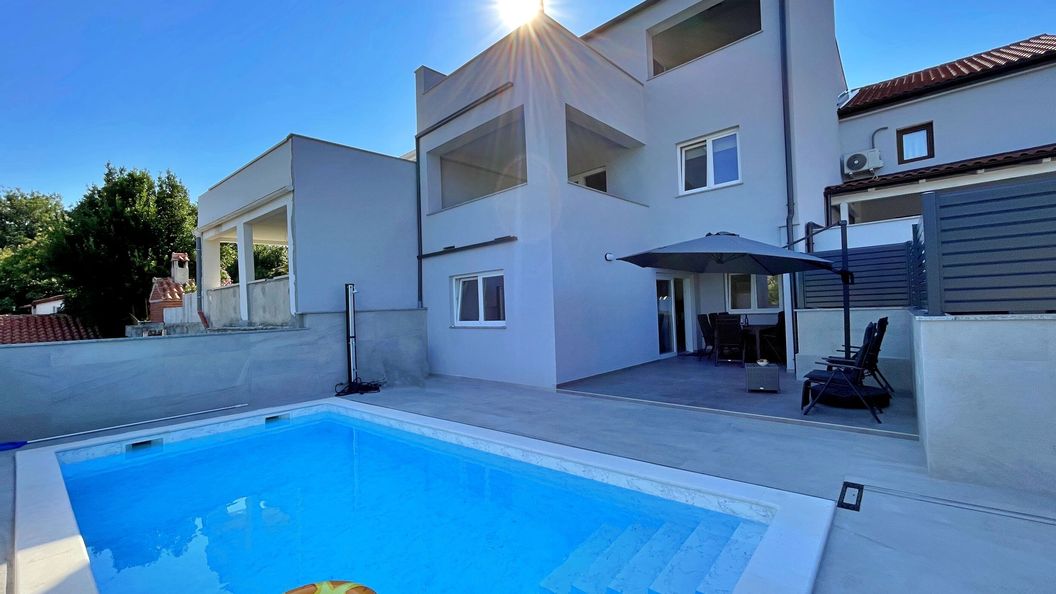 Apartments Bonum with Private Pool Silo (1)