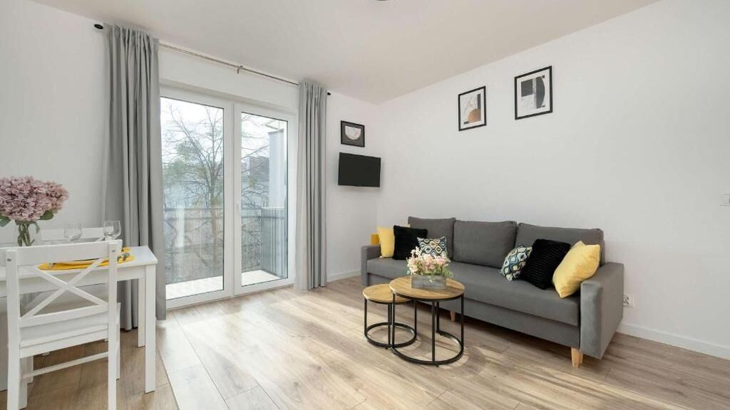 Reja Sunny Apartment with Parking Wrocław by Noclegi Renters (1)