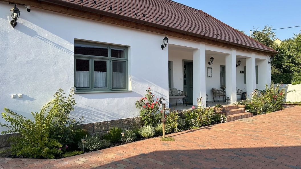 Relaxxa Apartman Noszvaj (1)