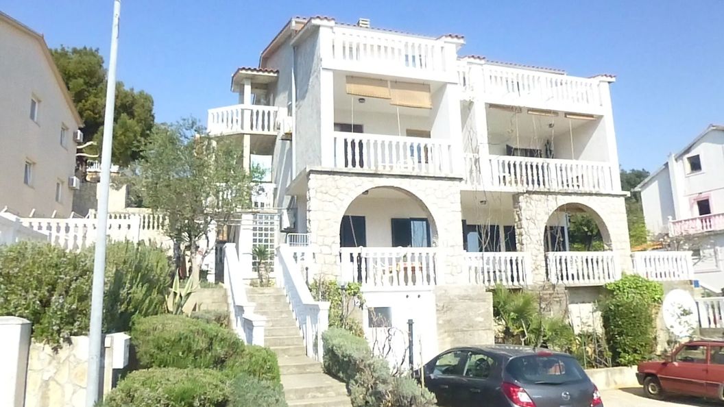 Apartmanok Parkolóhellyel Omisalj, Krk - 22474 Omišalj (1)