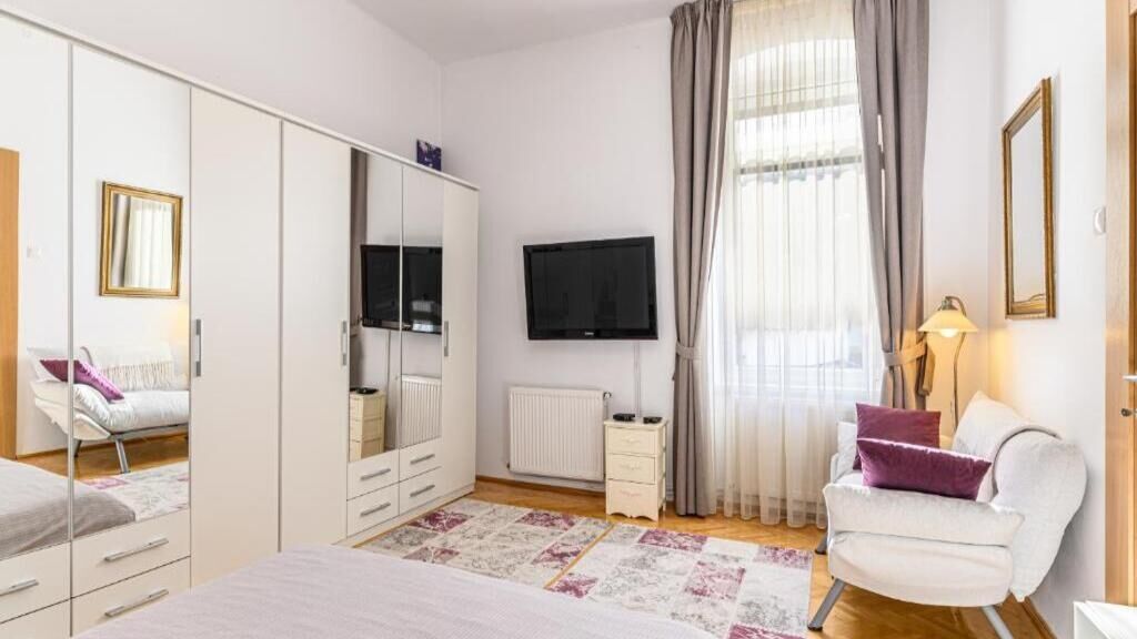 Apartament Centru Vechi Brașov (1)