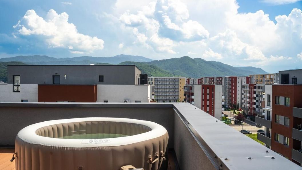 Skylark | Vancouver Penthouse - Jacuzzi & Panoramic View Brașov (1)