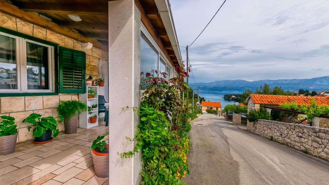 Apartment New Splitska (1)