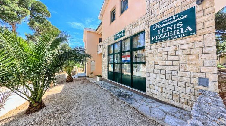 Apartments and Rooms Ruzmarin - Rozi Rogoznica (1)