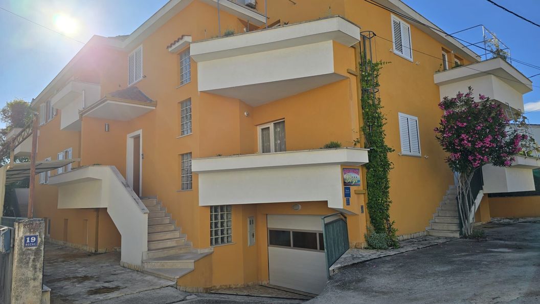 Apartments Sunflower by the sea Okrug Gornji (1)