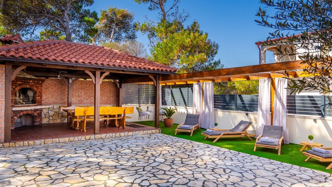 Apartmanok Parkolóhellyel Vir - 24090 (1)