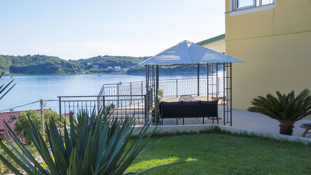 Apartments Hari Supetarska Draga (1)