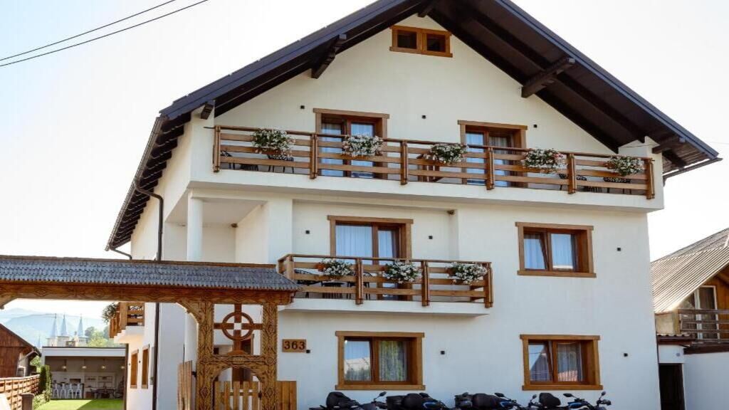 Casa Maramures Retreat & SPA Poienile Izei (1)