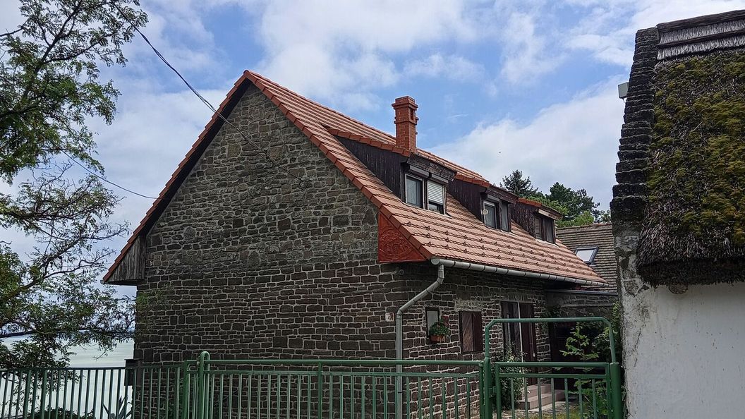 Ház a szikla peremén Tihany (1)