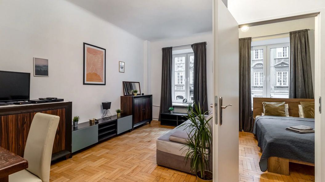 Large 4-Bedroom Apartment in the Heart of Old Town (1)