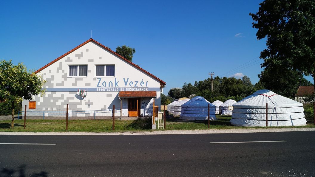 Zank Vezér Sport Szálláshely és Tekecsarnok Szank (1)