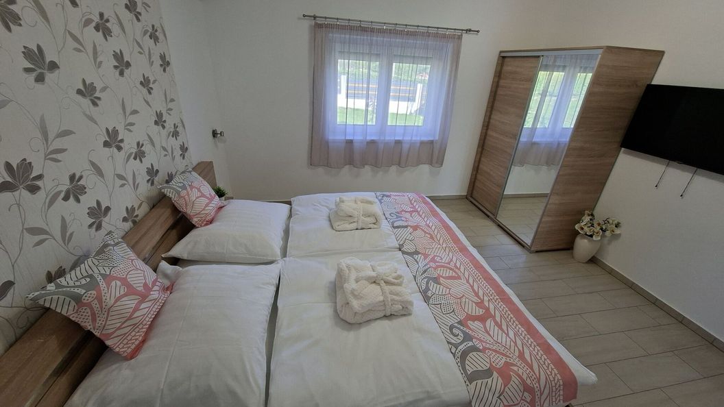 Napsugár Wellness Apartman Újudvar (1)