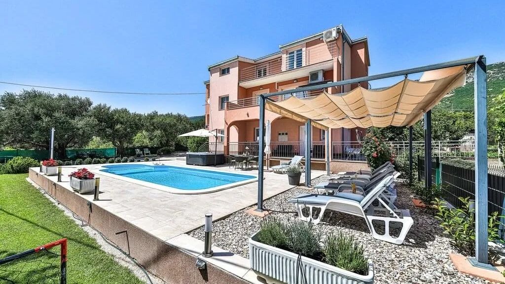 Nyaralóház Medencével Kastel Luksic Kastela - 24815 Kaštel Lukšić (1)