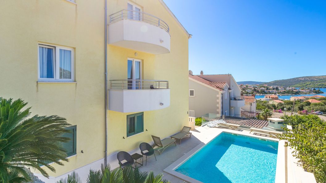 Apartmanok Medencével Seget Vranjica, Trogir - 24946 Seget Vranjica (1)