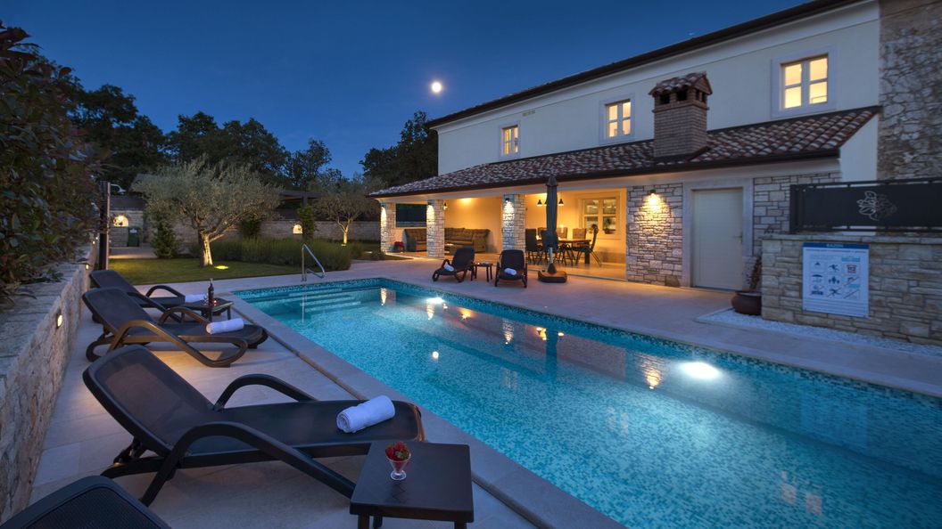 Villa Villa Casa Lori s bazenom i whirlpoolom Nova Vas (1)