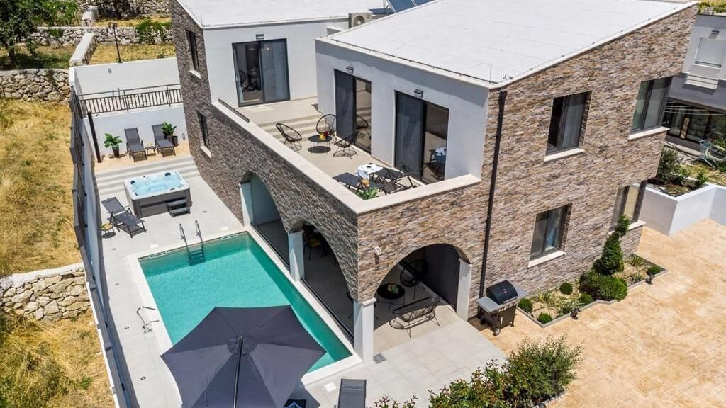 Villa Eden with heated pool Omis (1)