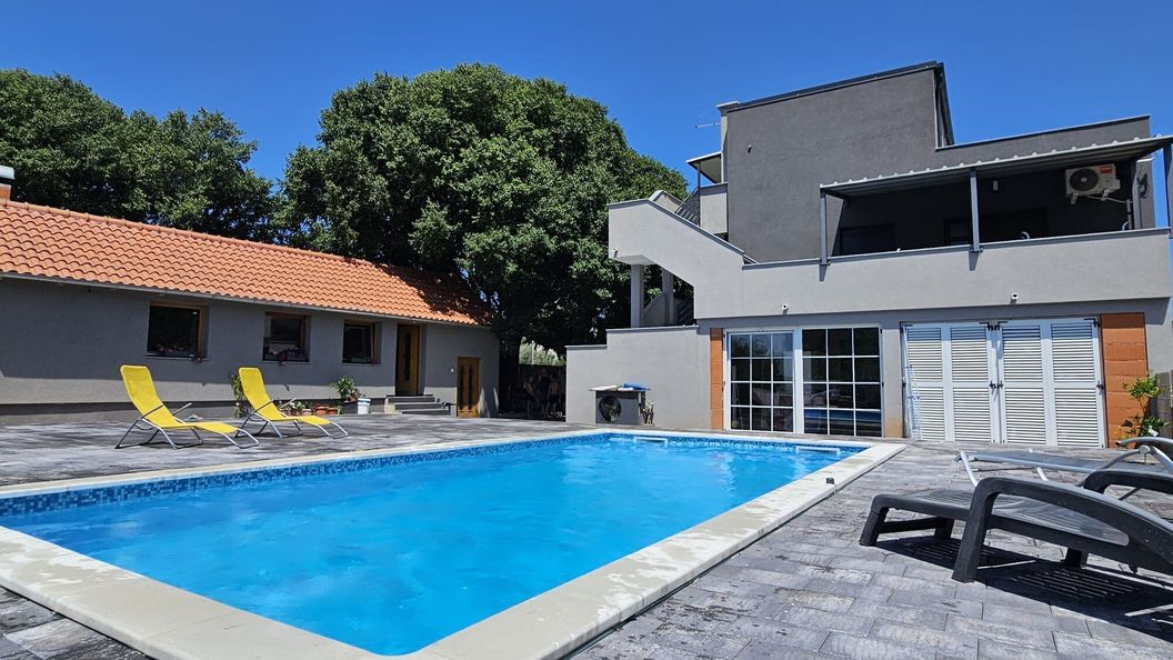 Apartments Relax Karin Gornji (1)