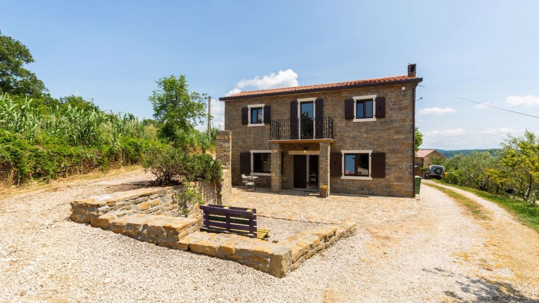 House Deja Momjan (1)