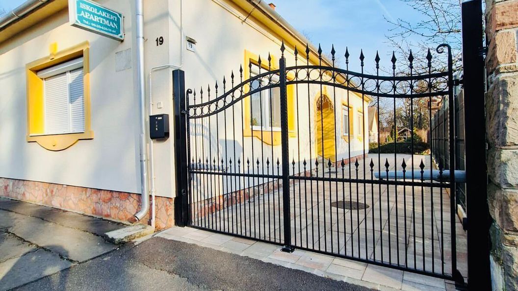 Iskolakert Apartman Sárospatak (1)