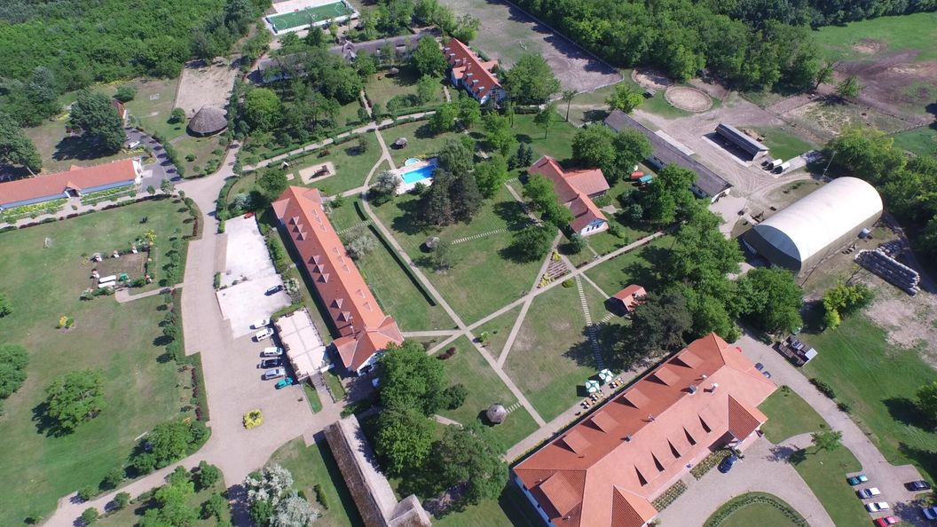 Sarlóspuszta Club Hotel Tatárszentgyörgy (1)