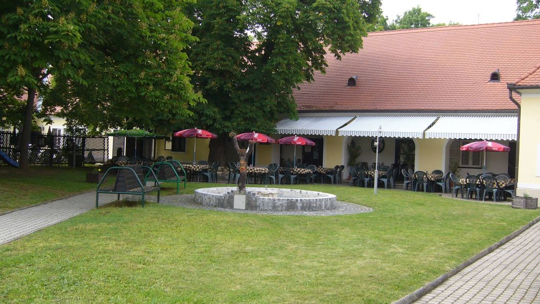 Párizsi Udvar Panzió és Étterem Keszthely (1)