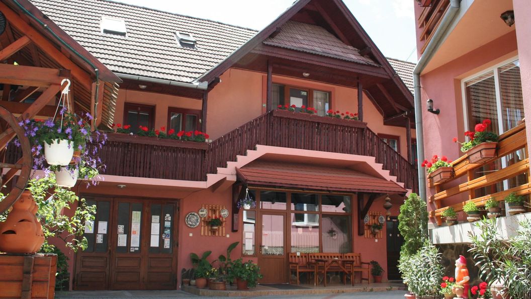 Pensiunea Sziklakert Corund (1)