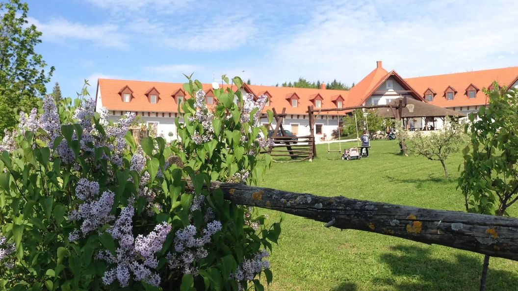 Lóbarát Lovasudvar Panzió Cserszegtomaj (1)