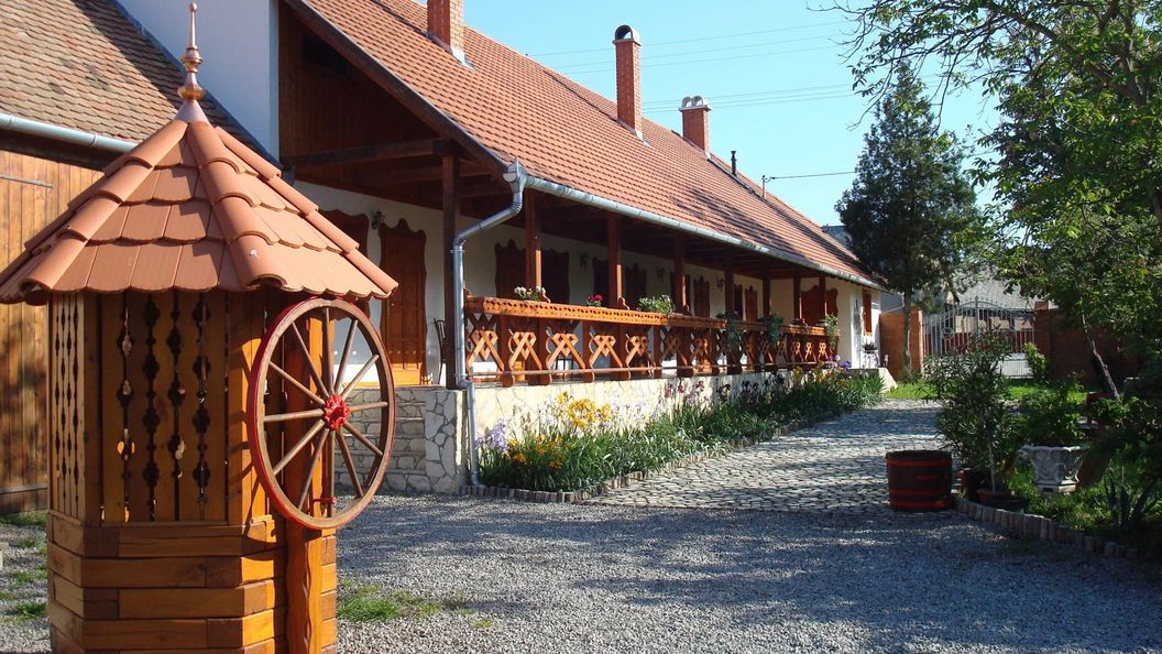 Ócsárdi Tópanzió Ócsárd (1)