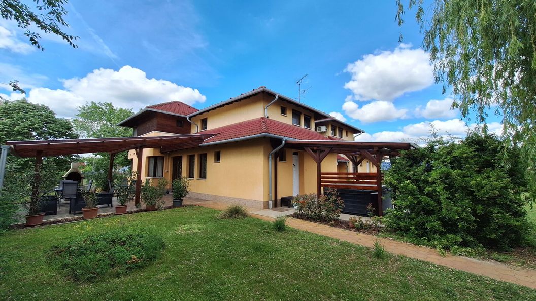 Cserke Apartmanház Cserkeszőlő (1)