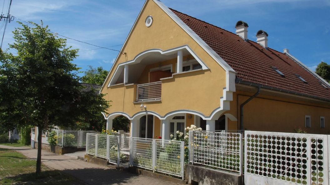 Sárga Rózsa Apartmanház Balatongyörök (1)
