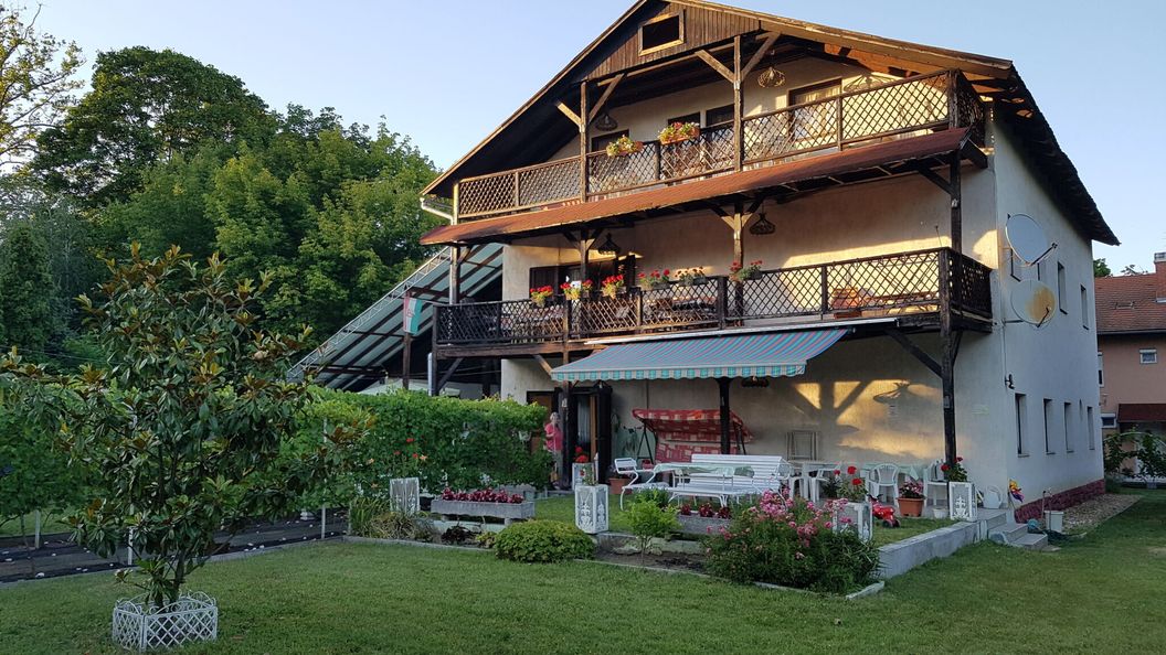 Villa Negra Retro Panzió Balatonföldvár (1)