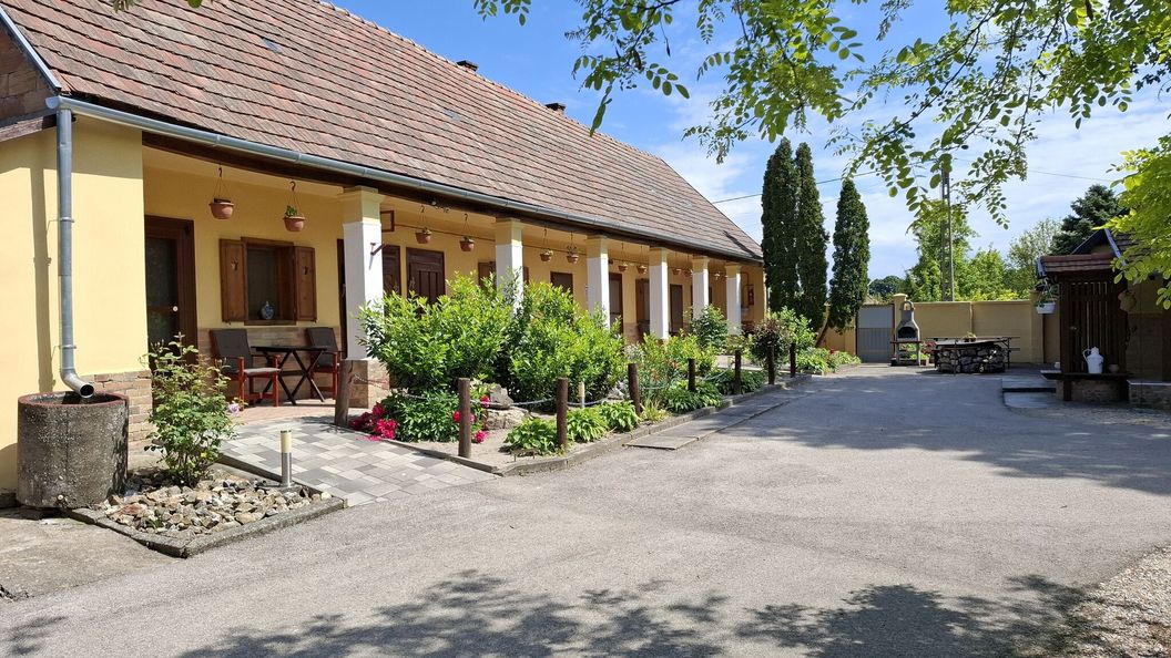 Eszter Vendégház Harta (1)