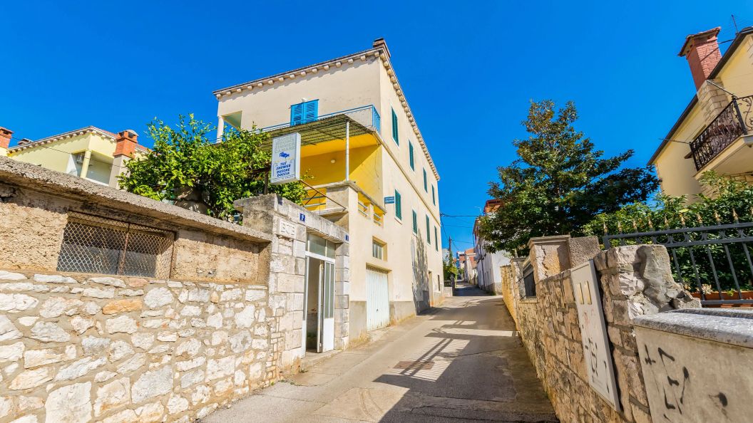 Apartment and Rooms Angela Vela Luka (1)