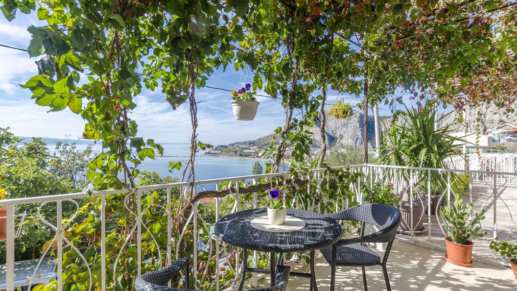 Apartment and Rooms Tatjana Omis (1)