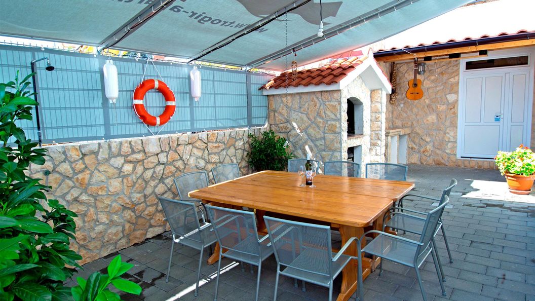 Apartments Jure Okrug Gornji (1)