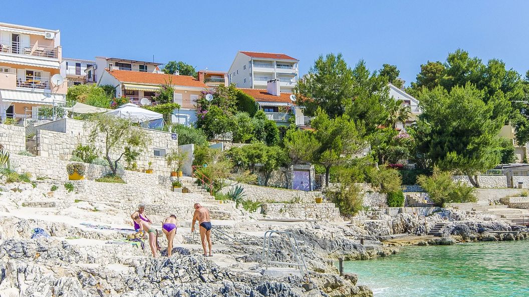 Apartments Nives Okrug Gornji (1)