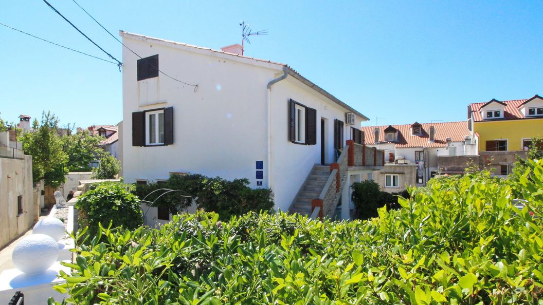 Apartments Pleše Baska (1)