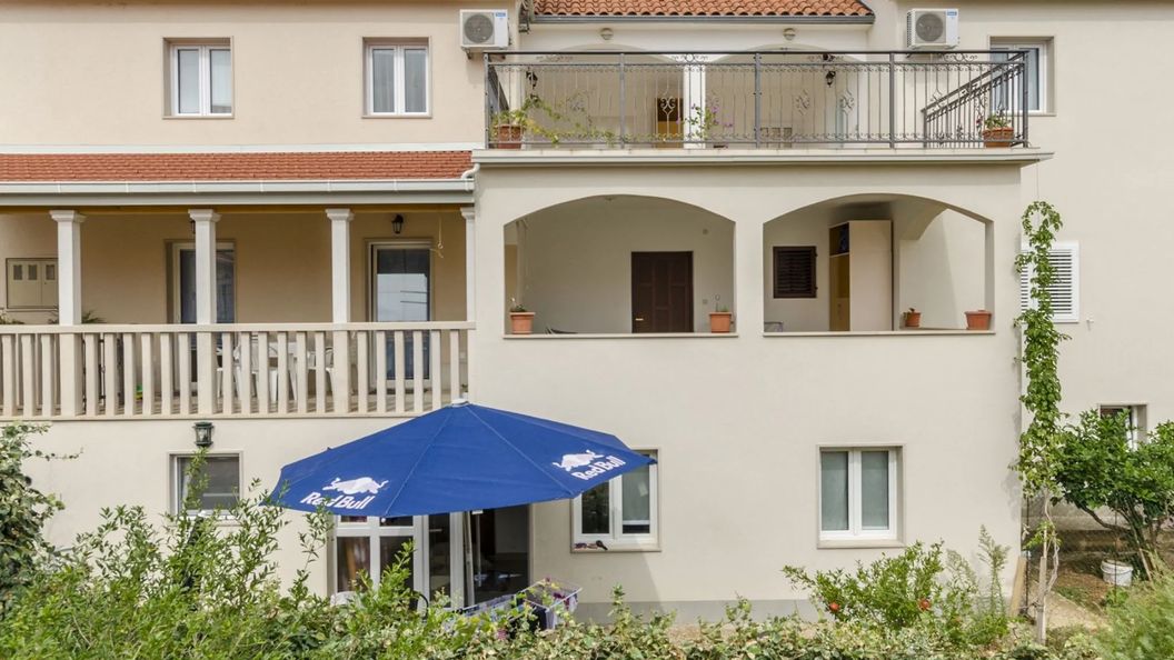 Apartments Karlo Bol (1)