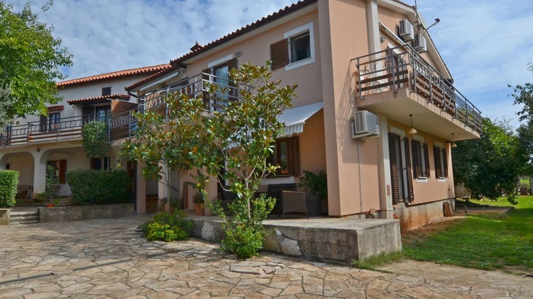 Apartments Josip Pavicini (1)