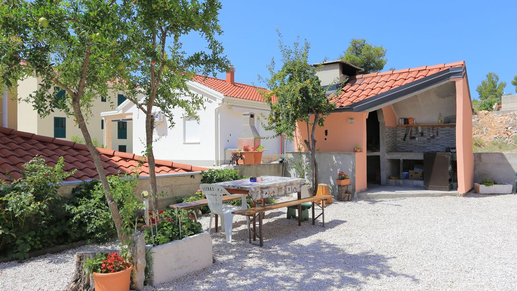 Apartmanok Parkolóhellyel Grebastica, Sibenik - 11301 Grebaštica (1)