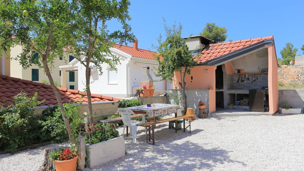 Apartmanok Parkolóhellyel Grebastica, Sibenik - 11301 Grebaštica (1)